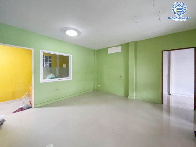 *****บ้านแฝดมือสอง ม.นันท์นรินทร์ นาวง-ดอนเมือง บ้านแฝดพร้อมอยู่ เนื้อที่ 35.5 ตร.ว. ฟังก์ชัน 3 ห้องนอน 3 ห้องน้ำ จอดรถได้ 2 คัน บนทำเลดีที่สุด ราคาคุ้มสุดในย่านนี้! เชื่อมต่อทุกการเดินทาง ใกล้สนามบินดอนเมือง ทางด่วน "อุตราภิมุข" และรถไฟฟ้าสายสีแดงเข้ม "สถานีหลักหก"